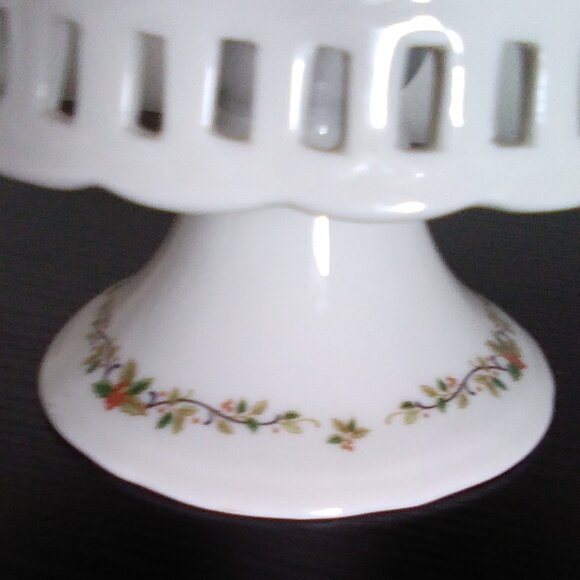 Mikasa 'Holiday Lace' Christmas Porcelain Cake Plate With Delicate Holly Design - Picture 2 of 11